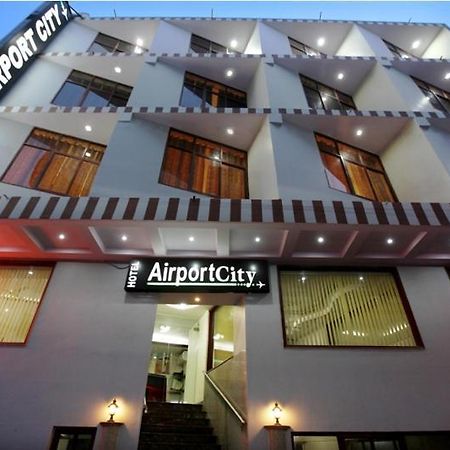 Hotel Airport City Near Delhi International Airport Нью-Дели Экстерьер фото
