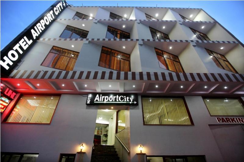 Hotel Airport City Near Delhi International Airport Нью-Дели Экстерьер фото