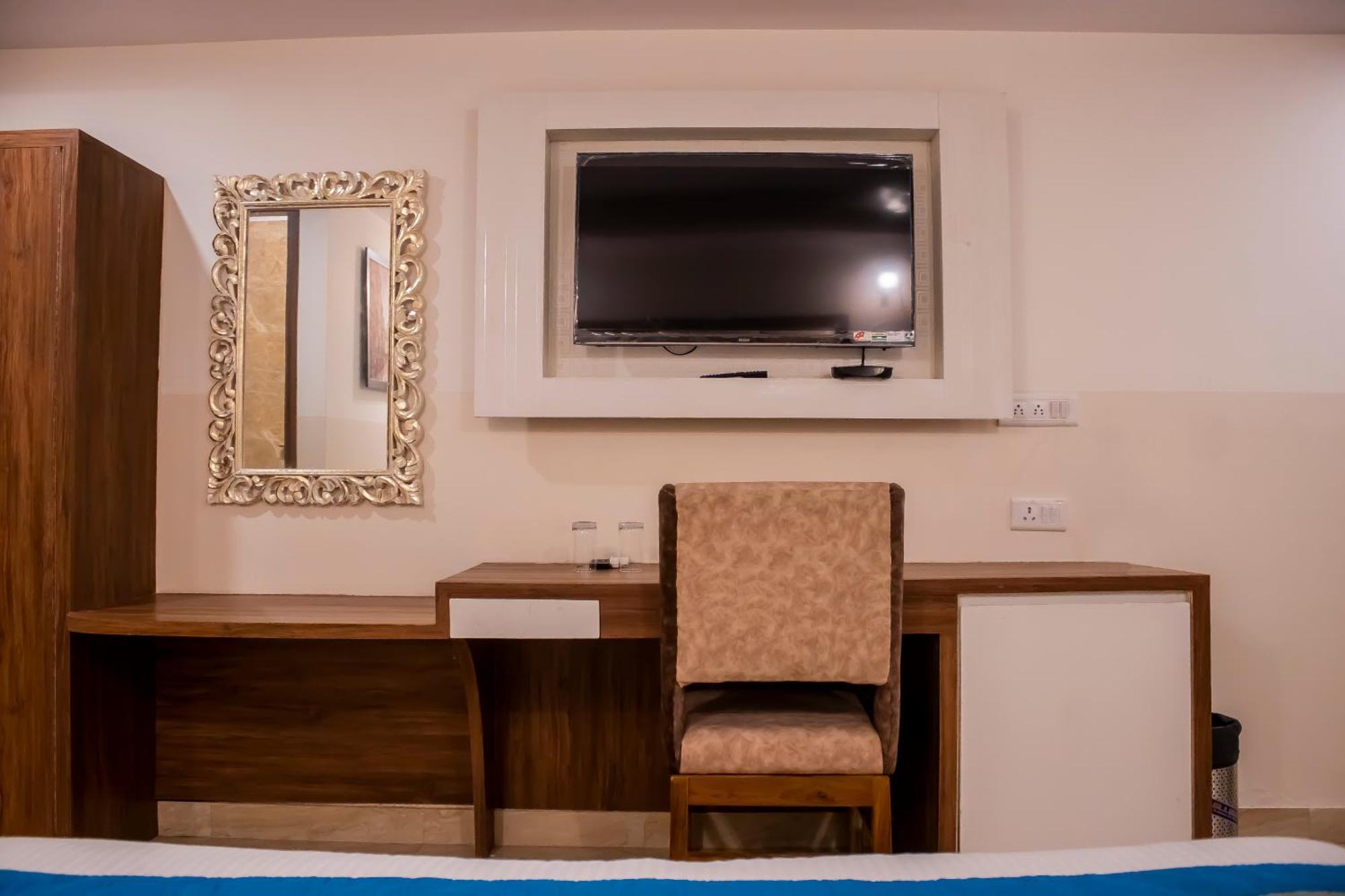 Hotel Airport City Near Delhi International Airport Нью-Дели Экстерьер фото