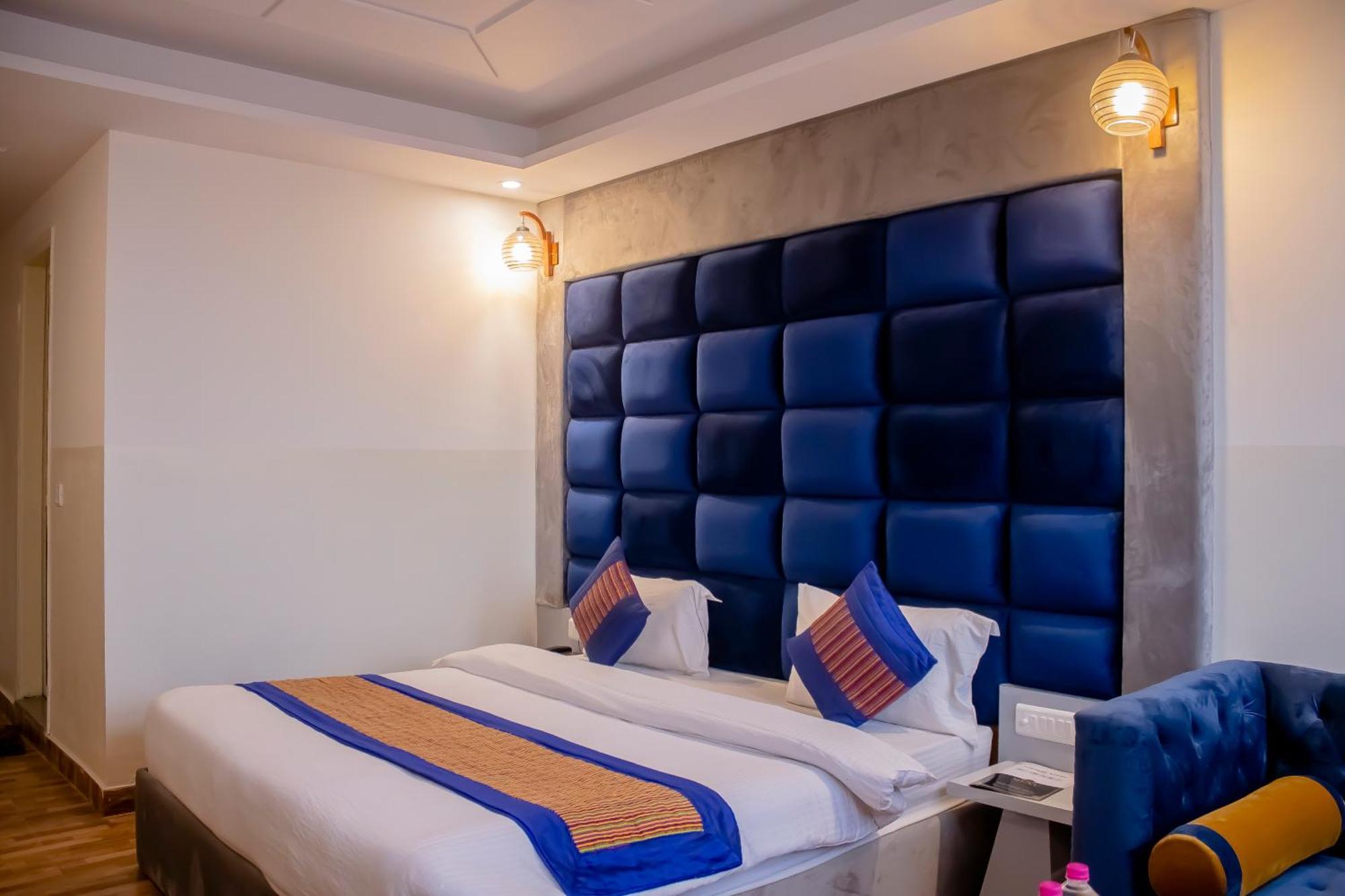 Hotel Airport City Near Delhi International Airport Нью-Дели Экстерьер фото