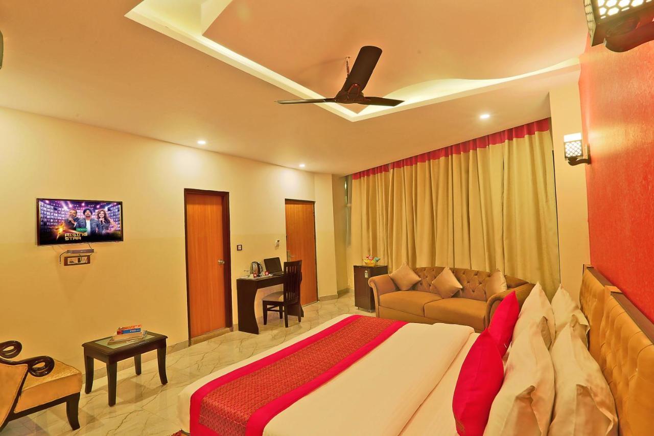 Hotel Airport City Near Delhi International Airport Нью-Дели Экстерьер фото