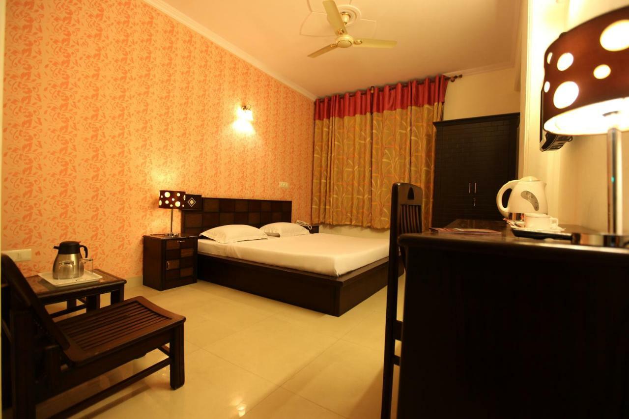 Hotel Airport City Near Delhi International Airport Нью-Дели Экстерьер фото