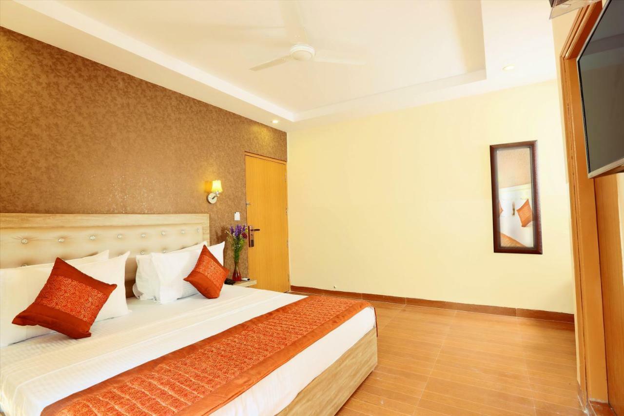 Hotel Airport City Near Delhi International Airport Нью-Дели Экстерьер фото